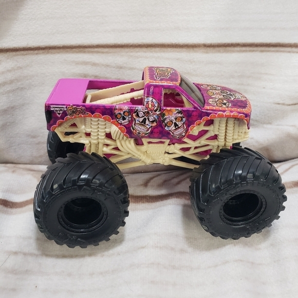 Hot Wheels Monster Jam Grave Digger & Calavera Diecast Trucks 4 Inch 2022 - Picture 2 of 12